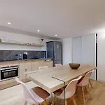 230 Mayfair - Superb In Apartamento