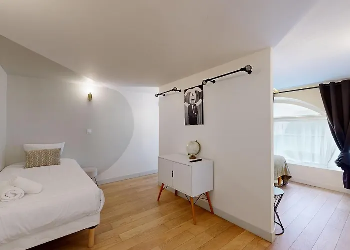 230 Mayfair - Superb In